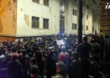 რუსთაველის გამზირიდან აქციის მონაწილეების ნაწილმა პარლამენტის უკანა შესასვლელისკენ გადაინაცვლა