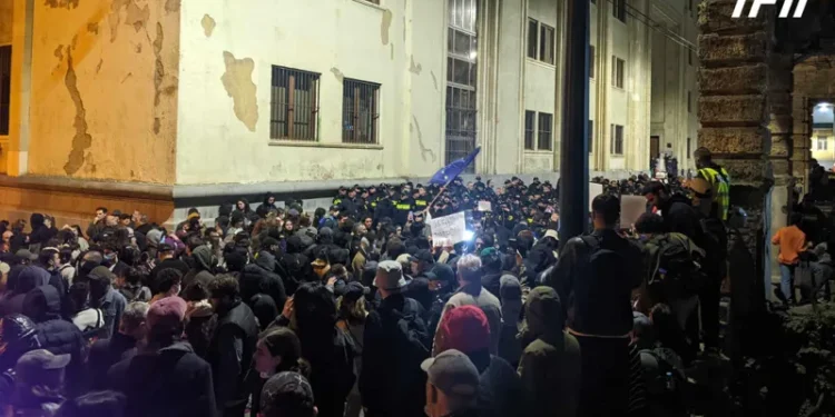 რუსთაველის გამზირიდან აქციის მონაწილეების ნაწილმა პარლამენტის უკანა შესასვლელისკენ გადაინაცვლა