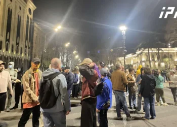 პარლამენტთან საპროტესტო აქცია განახლდა – საავტომობილო მოძრაობა გადაკეტილია