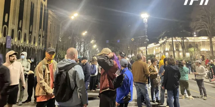 პარლამენტთან საპროტესტო აქცია განახლდა – საავტომობილო მოძრაობა გადაკეტილია