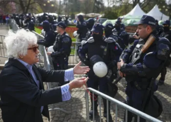 ბელგრადში, საპროტესტო მსვლელობისას, ავტომობილი ხალხში შევარდა, დაშავებულია 3 ადამიანი