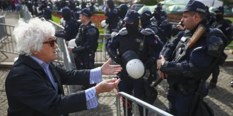 ბელგრადში, საპროტესტო მსვლელობისას, ავტომობილი ხალხში შევარდა, დაშავებულია 3 ადამიანი