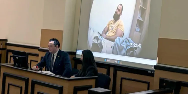 პროკურორი – ბექა ჯაიანი აბრამიძეს უწოდებდა „ბუნების შეცდომას“, მახინჯს, სცემდა, ახრჩობდა, ეუბნებოდა რომ მამაკაცი იყო