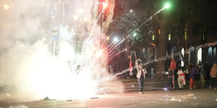 შსს – აქციის მონაწილეთა ნაწილმა დაიწყო პიროტექნიკის გამოყენება – თითოეულ სამართალდარღვევის ფაქტს შესაბამისი კანონიერი რეაგირება მოჰყვება