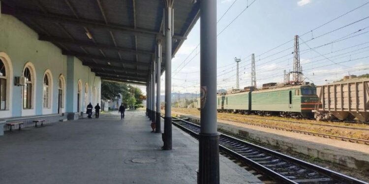 რკინიგზის მემანქანე სარკინიგზო ტრანსპორტიდან გადმოვარდა და ადგილზე დაიღუპა