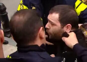 პოლიციამ გელა ხასაია ძალის გამოყენებით განყოფილებაში გადაიყვანა