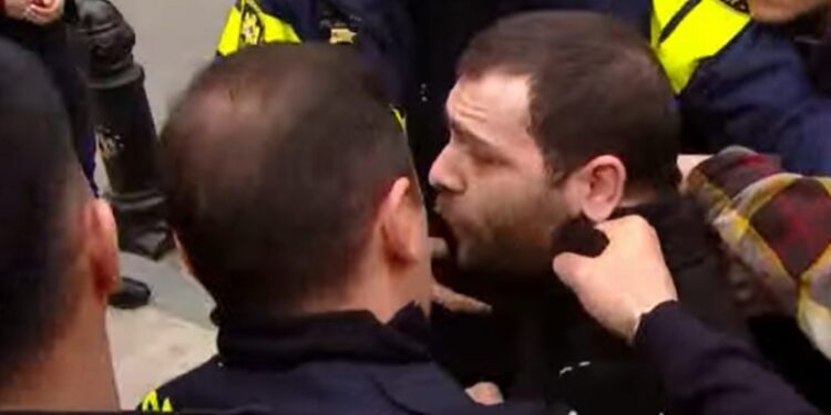 პოლიციამ გელა ხასაია ძალის გამოყენებით განყოფილებაში გადაიყვანა