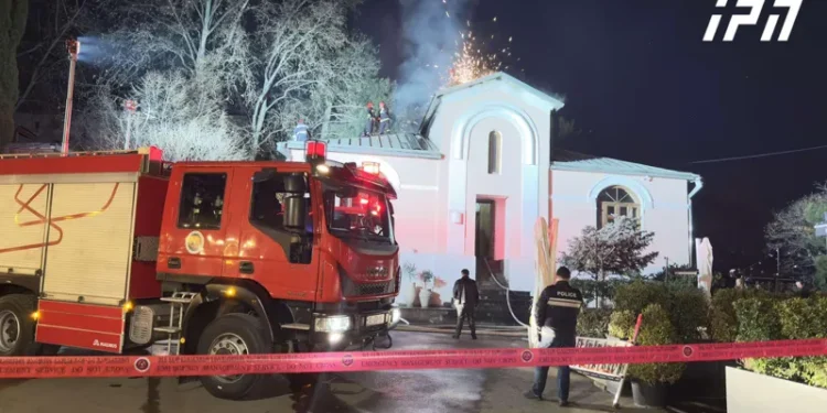 თბილისში, ერთ-ერთი რესტორნის სახურავზე ხანძარია