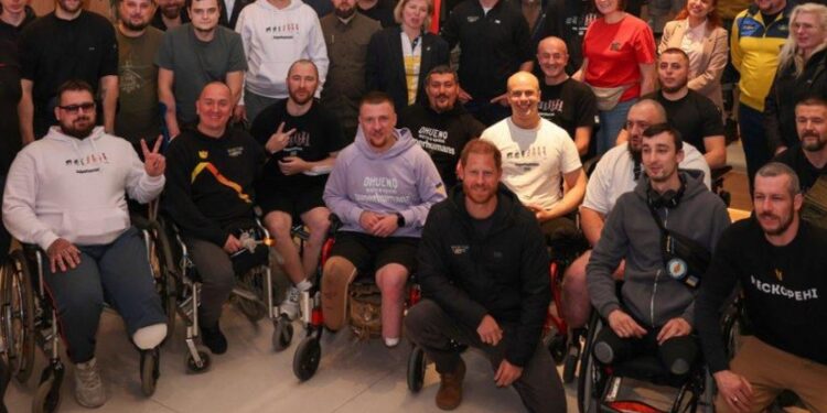 პრინცი ჰარი უკრაინაში ჩავიდა და დაჭრილი ჯარისკაცები მოინახულა