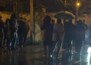 ანწუხელიძეზე განცხადების შემდეგ წულუკიანის სახლთან დემონსტრანტები პროტესტის ნიშნად მივიდნენ