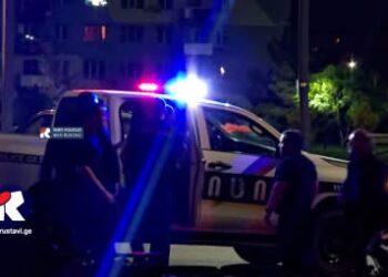 ჩხუბი რუსთავის ცენტრალურ ქუჩაზე – ადგილზე პოლიციის რამდენიმე ეკიპაჟი იყო მობილიზებული [video]