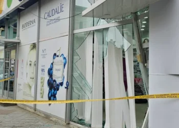 ქუთაისში აფთიაქში ავტომობილი შევარდა