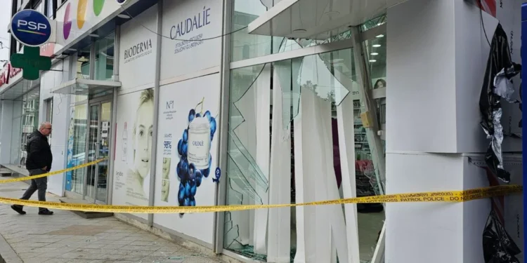 ქუთაისში აფთიაქში ავტომობილი შევარდა