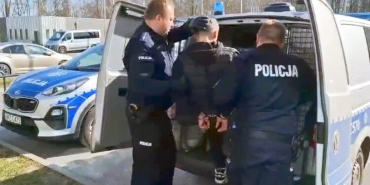 ქართველებმა, პოლონეთში, მანქანიდან ფულით სავსე ჩანთა მოიპარეს – პოლიციამ ისინი ტყეში დააკავა