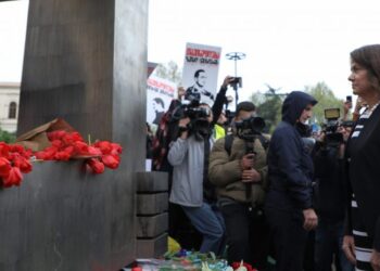 აშშ-ს საელჩო – “ვიხსენებთ 21 უდანაშაულო მსხვერპლს და ასობით დაშავებულს – ქართველები მამაცად იდგნენ ერთმანეთის გვერდით, თავისუფლებისა და დამოუკიდებლობისთვის ბრძოლაში”