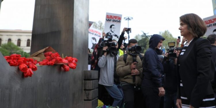 აშშ-ს საელჩო – “ვიხსენებთ 21 უდანაშაულო მსხვერპლს და ასობით დაშავებულს – ქართველები მამაცად იდგნენ ერთმანეთის გვერდით, თავისუფლებისა და დამოუკიდებლობისთვის ბრძოლაში”