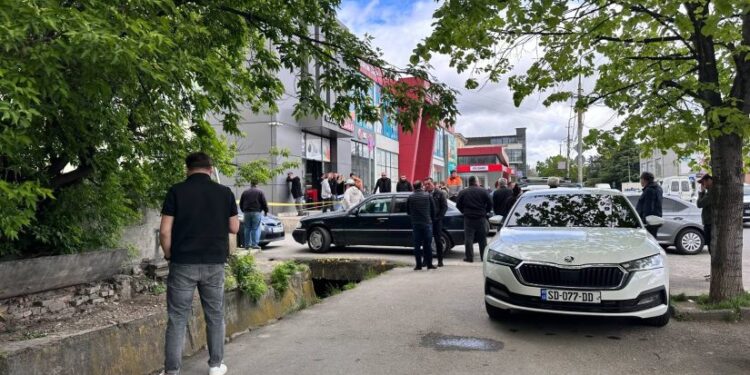 არსებული ინფორმაციით, მამა-შვილს მოვაჭრემ ესროლა