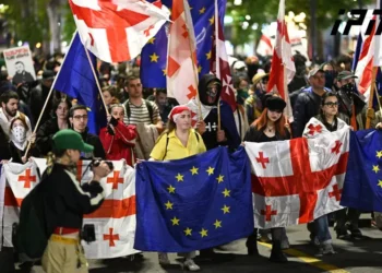 სტუდენტები და აქციების დროს დაკავებულთა მშობლები მსვლელობით გმირთა მოედანზე მივიდნენ