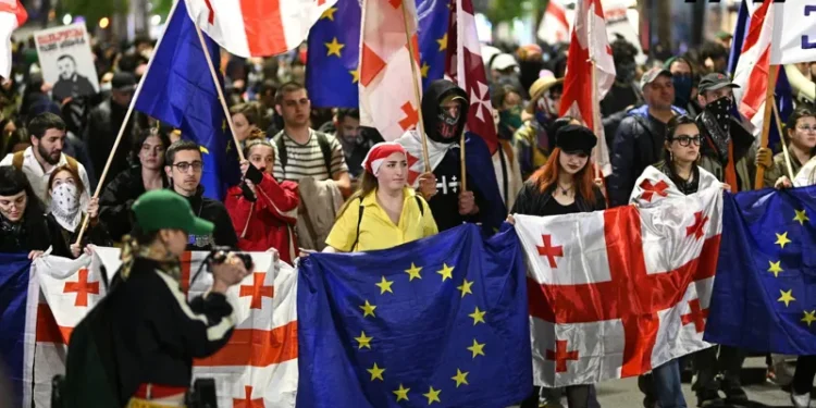 სტუდენტები და აქციების დროს დაკავებულთა მშობლები მსვლელობით გმირთა მოედანზე მივიდნენ