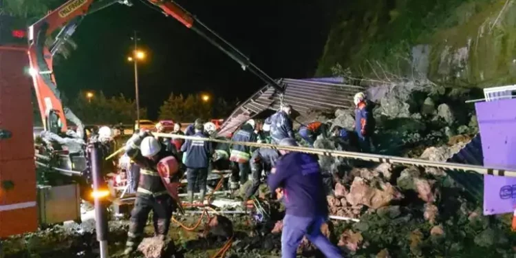 თურქეთში მეწყერს 35 წლის მამაკაცი და მისი 5 და 7 წლის შვილები ემსხვერპლნენ