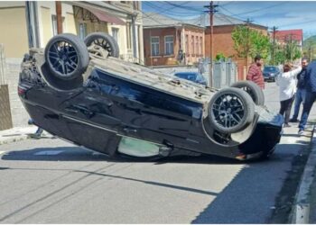 ავარიის შედეგად ქუთაისში ავტომობილი ამობრუნდა