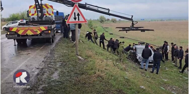 ვიდეო – ავტომობილი გზიდან გადავარდა – ავტოსაგზაო შემთხვევა რუსთავი-გაჩიანის გზაზე