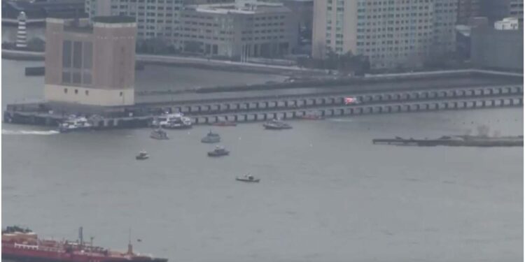 ნიუ-იორკში, მდინარეში ვერტმფრენი ჩავარდა (+ვიდეო)