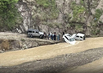 თბილისში ავტომობილი მდინარეში გაიჭედა