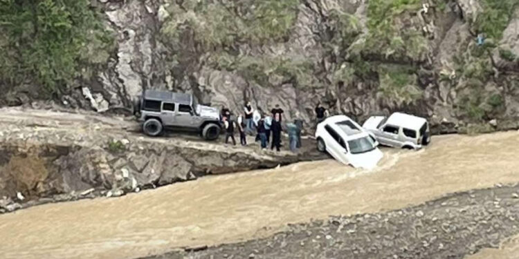 თბილისში ავტომობილი მდინარეში გაიჭედა