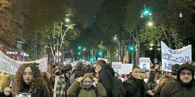 თსუ-დან რუსთაველის გამზირის მიმართულებით საპროტესტო მსვლელობა მიმდინარეობს