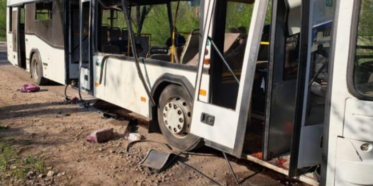 რუსებმა ქალაქ მარგანეცში ავტობუსს დაარტყეს | დაიღუპა 9, დაშავდა 30 ადამიანი
