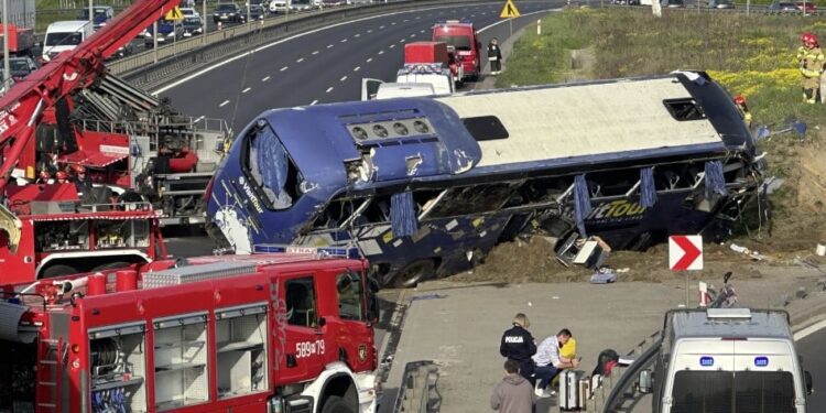 პოლონეთში სამგზავრო ავტობუსი გადატრიალდა – არიან დაშავებულები