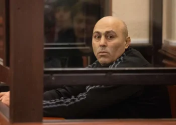 ანატოლი გიგაური გამომძიებელს – რატომ მაძალებდით ტანსაცმლის გახდას, რას ერჩოდით ჩემს შარვალს? თქვენ ოთახში შემოვიდა პოლიციელი ვახტანგ გაბუნია და თავში მირტყა, თქვენ კი კომპიუტერში აწკაპუნებდით და რეაგირება არ გქონდათ