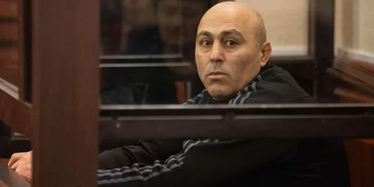 ანატოლი გიგაური გამომძიებელს – რატომ მაძალებდით ტანსაცმლის გახდას, რას ერჩოდით ჩემს შარვალს? თქვენ ოთახში შემოვიდა პოლიციელი ვახტანგ გაბუნია და თავში მირტყა, თქვენ კი კომპიუტერში აწკაპუნებდით და რეაგირება არ გქონდათ