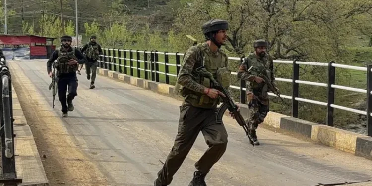 ინდოეთის ტურისტებს ცეცხლი გაუხსნეს, დაღუპულია 20-ზე მეტი ადამიანი