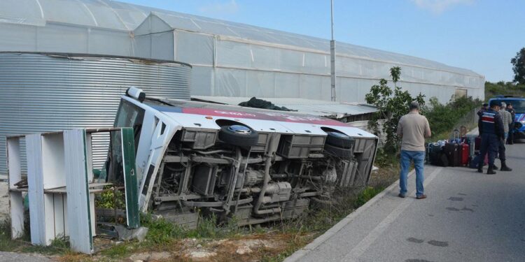 თურქეთში ტურისტული ავტობუსი გზიდან გადავიდა და ამოტრიალდა – არიან დაშავებულები