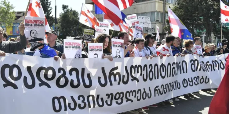 თბილისში საპროტესტო მსვლელობა მიმდინარეობს