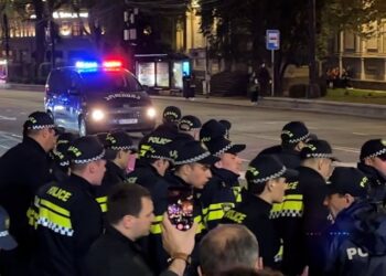 პარლამენტთან მიმდინარე აქციაზე პოლიციამ 3 ადამიანი დააკავა