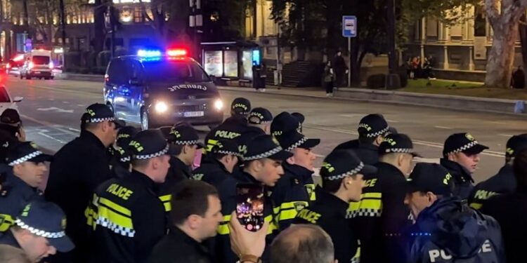 პარლამენტთან მიმდინარე აქციაზე პოლიციამ 3 ადამიანი დააკავა