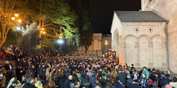 თბილისში მიმდინარე აქციის მონაწილეები აღდგომის ბრწყინვალე დღესასწაულს ქაშვეთის ტაძართან შეხვდნენ