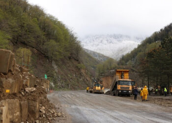 „მდინარე ადიდდა, გზა მოარღვია, ხელოვნურად შექმნილი კალაპოტი იცვალა და სანაყაროს ნაწილი ჩამორეცხა“ – რა საფრთხეებს იწვევს რიკოთის ავტობანის მშენებლობა