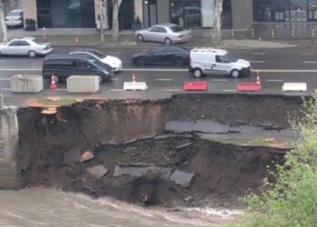 თბილისში, მტკვარმა საყრდენ კედელს ძირი გამოურეცხა, რამაც გზის ჩავარდნა გამოიწვია
