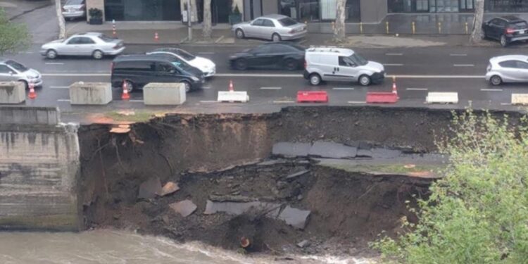 თბილისში, მტკვარმა საყრდენ კედელს ძირი გამოურეცხა, რამაც გზის ჩავარდნა გამოიწვია