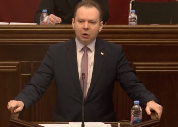 იურიდიულმა კომიტეტმა პარტიების აკრძალვას I მოსმენით მხარი დაუჭირა