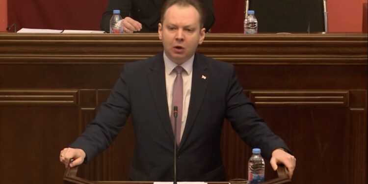 იურიდიულმა კომიტეტმა პარტიების აკრძალვას I მოსმენით მხარი დაუჭირა