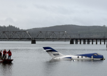 აშშ-ში პატარა თვითმფრინავი ასაფრენი ბილიკიდან წყალში გადავარდა