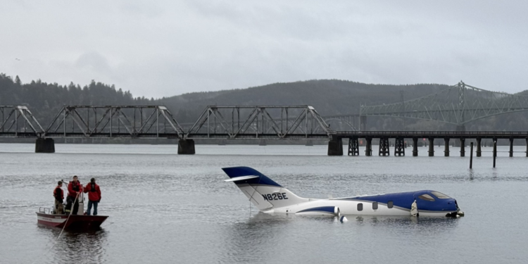 აშშ-ში პატარა თვითმფრინავი ასაფრენი ბილიკიდან წყალში გადავარდა