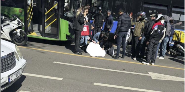 ავტობუსი ქვეითს დაეჯახა – ავტოსაგზაო შემთხვევა თბილისში