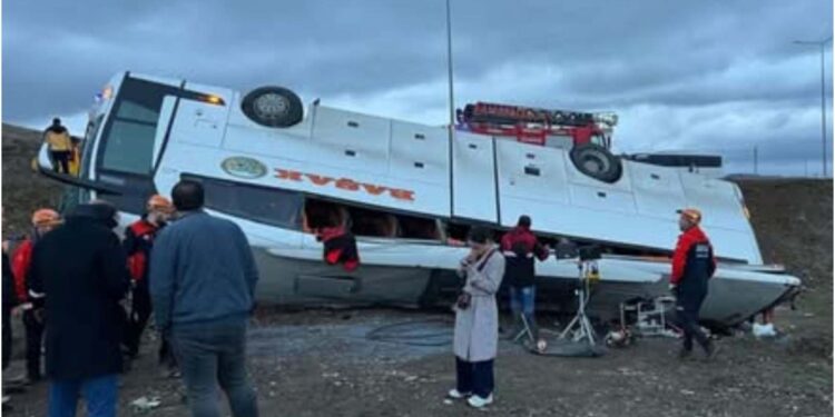 თურქეთში სამგზავრო ავტობუსი გადატრიალდა – არის მსხვერპლი