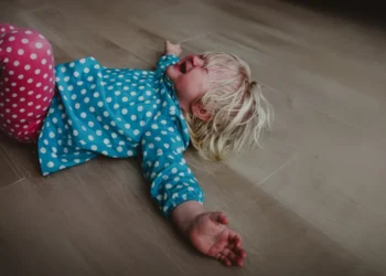 „ყველა წვრილმანზე შეუძლია ბოლო ხმაზე იტიროს და ისტერიკა მოაწყოს… უკვე ანტიდეპრესანტები მჭირდება” – როგორ გავუმკლავდეთ ბავშვის ისტერიკებს